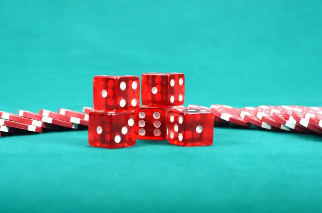 Antarmuka Lightning Roulette dengan penampilan dealer langsung dan roda roulette di pusat layar